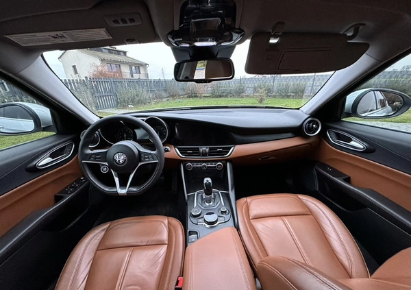 Alfa Romeo Giulia cena 84900 przebieg: 153700, rok produkcji 2017 z Leśnica małe 121